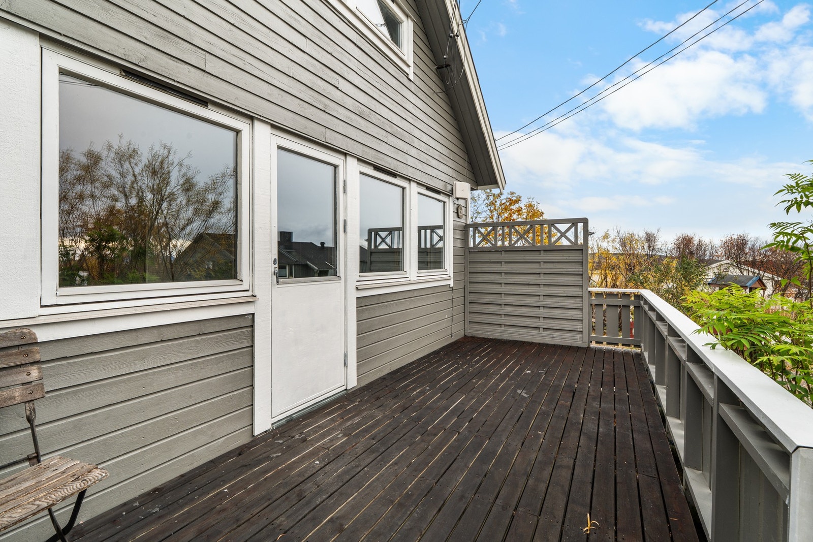 Sørvendt terrasse like utenfor stuen. Galleribilde