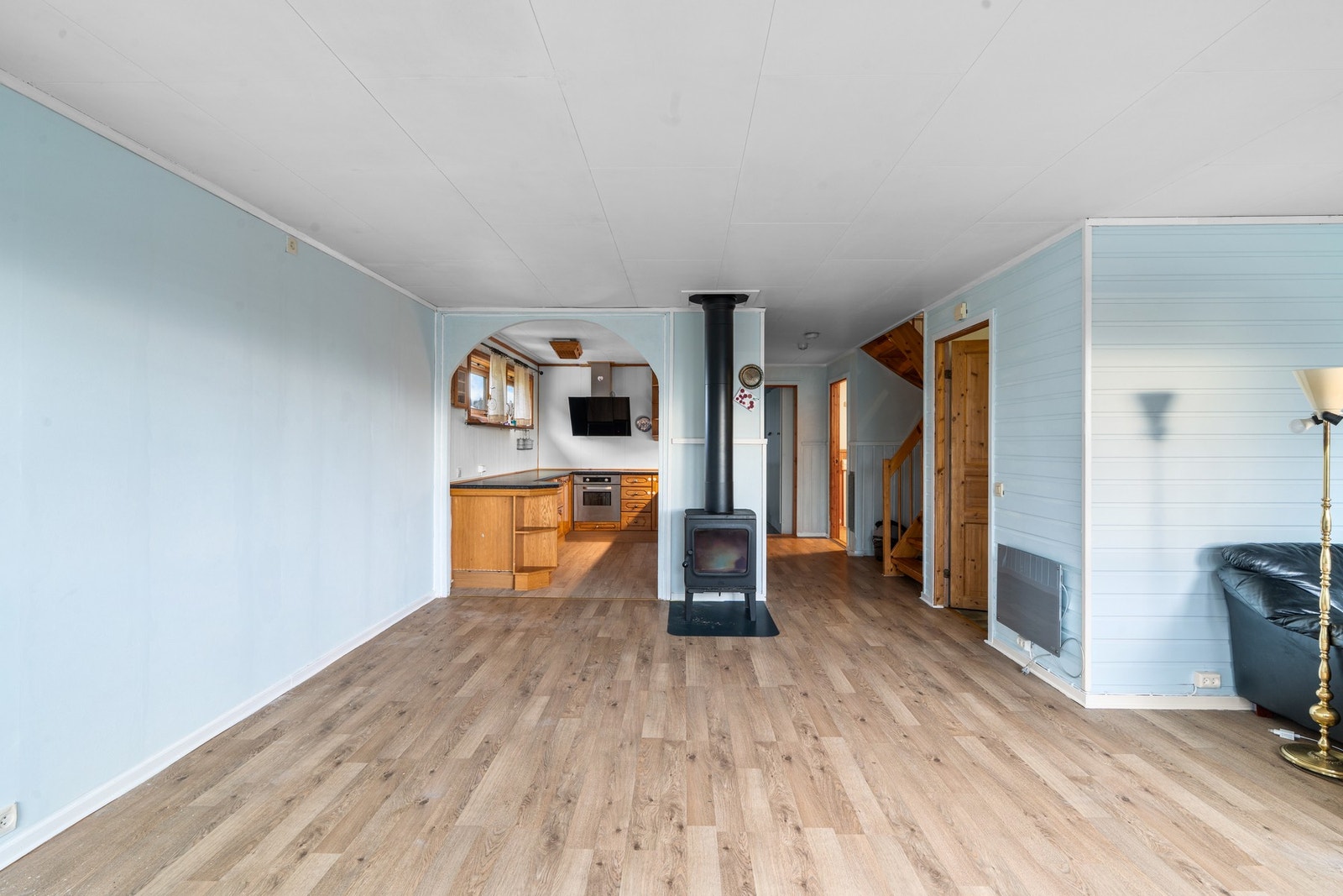 Boligen oppvarmes via elektrisitet og vedfyrt peisovn. Galleribilde