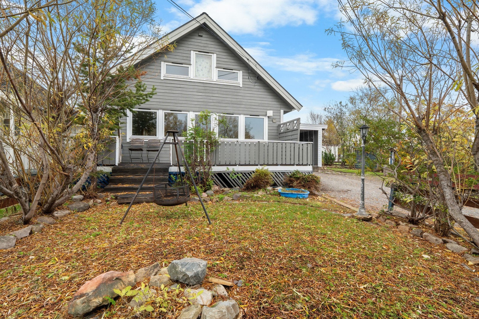 Dette er et praktisk rekkehus over 2 plan i et rolig boområde. Galleribilde