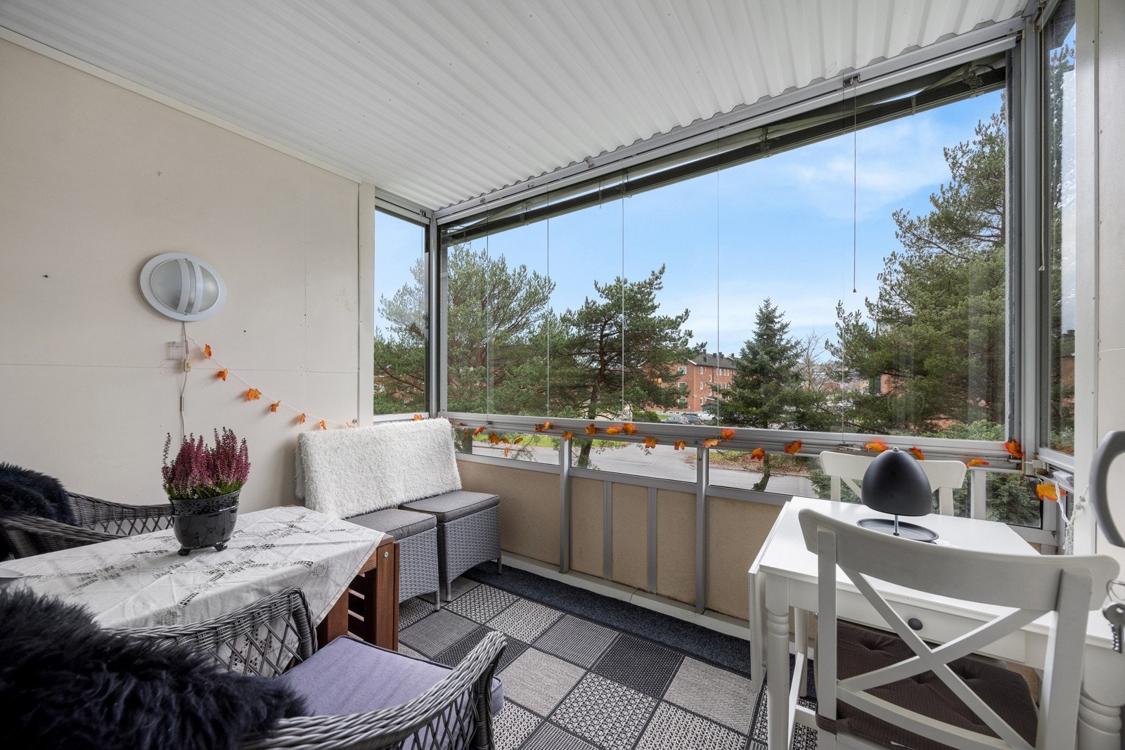 Innglasset balkong som kan benyttes som et ekstra rom store deler av året. Galleribilde