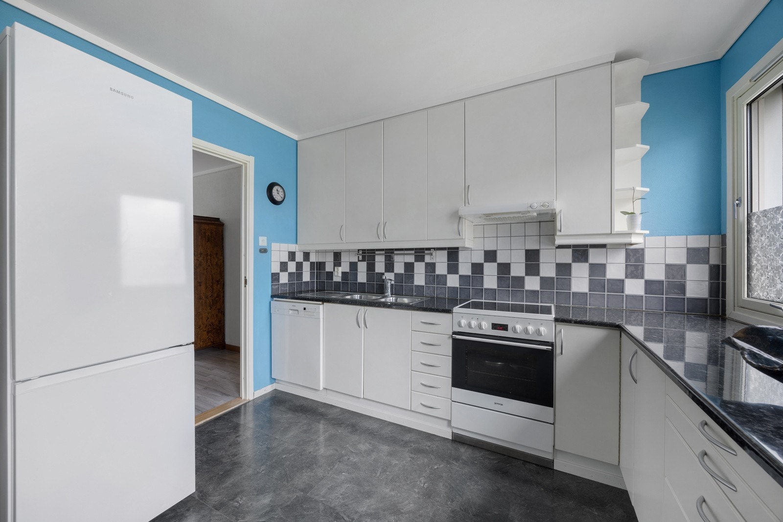 Innholdsrikt kjøkken med god skap- og benkeplass. Galleribilde