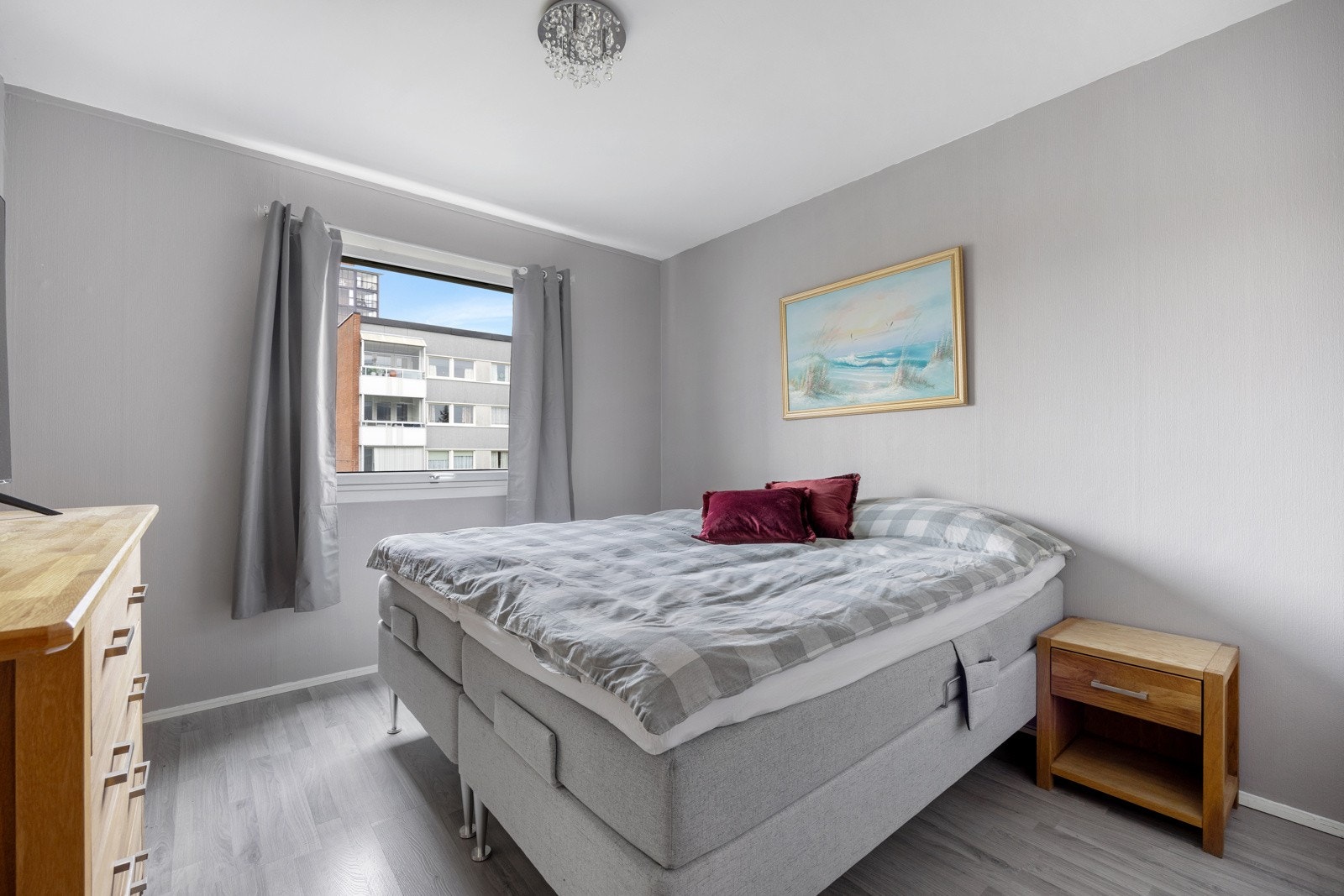 Leiligheten har 2 soverom, det ene med walk-in garderobe! Galleribilde