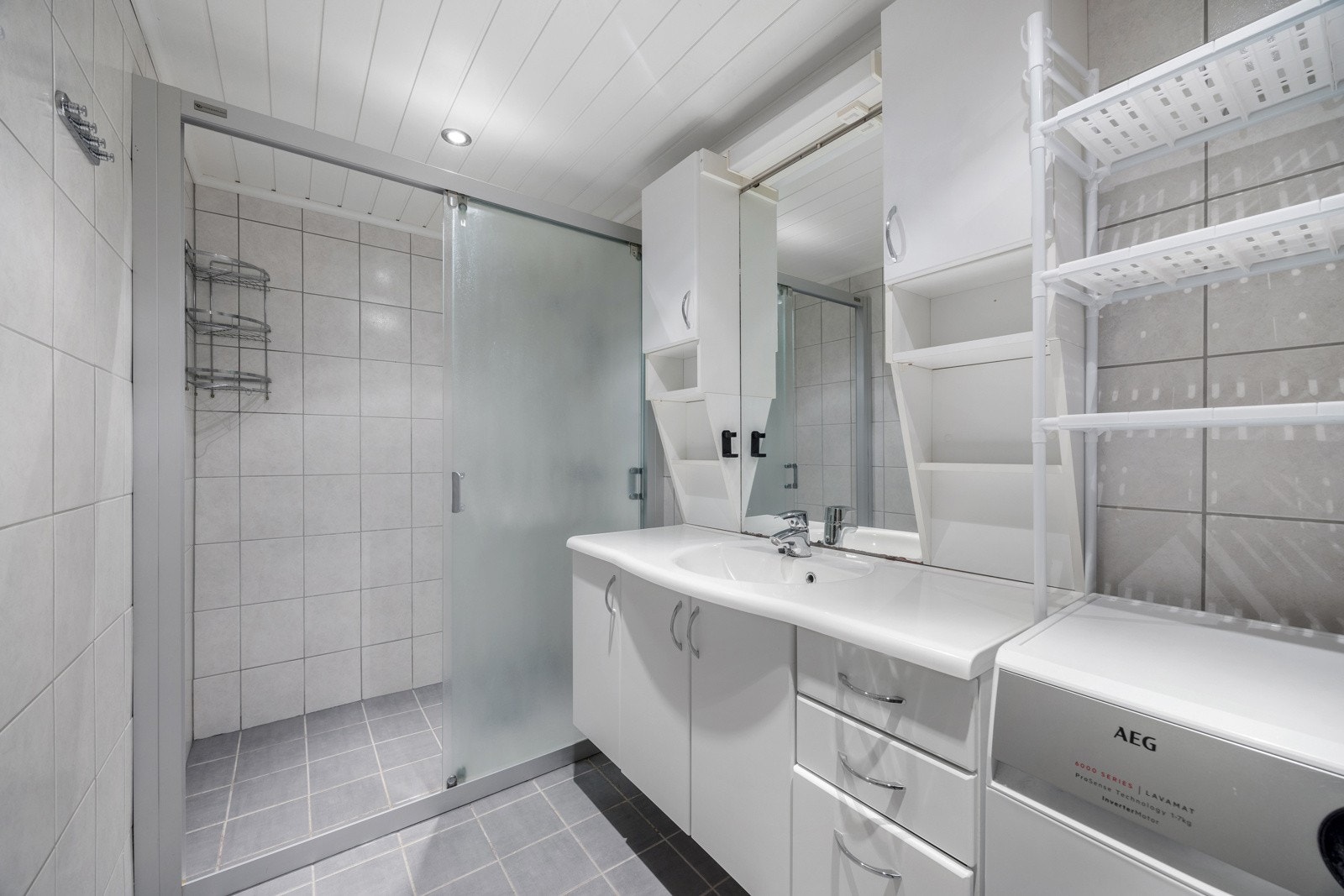 Pent baderom som også benyttes som vaskerom. Galleribilde