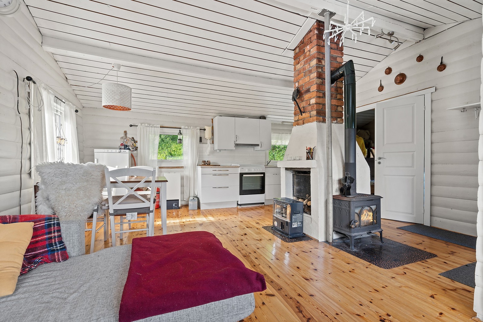 Stuen med vedovn og peis Galleribilde