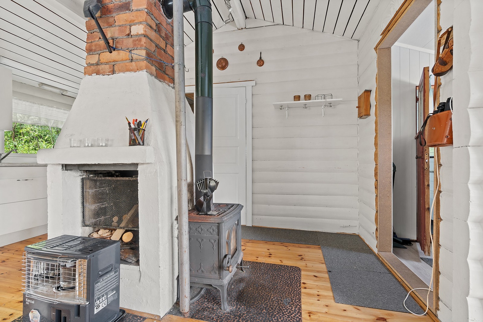 Stuen med vedovn og peis Galleribilde