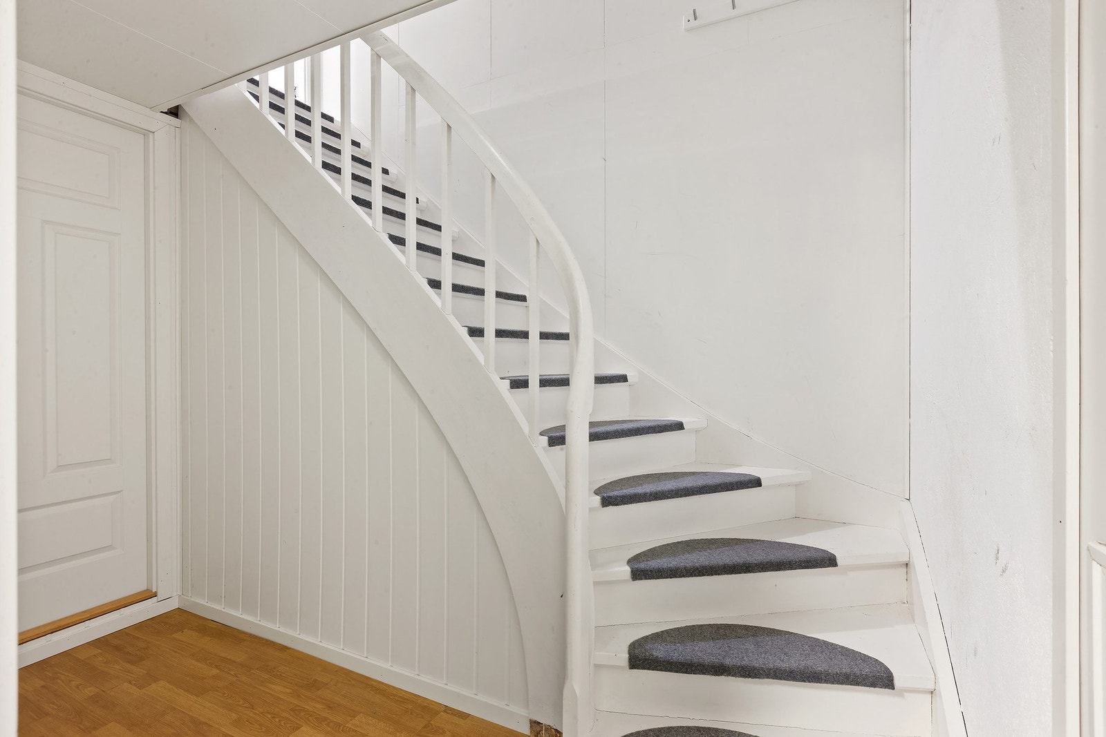 Gang med inngang til vaskerom og stort uinnredet rom. Galleribilde