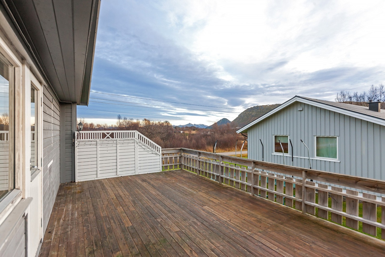 Romslig veranda med utgang fra stue. Galleribilde