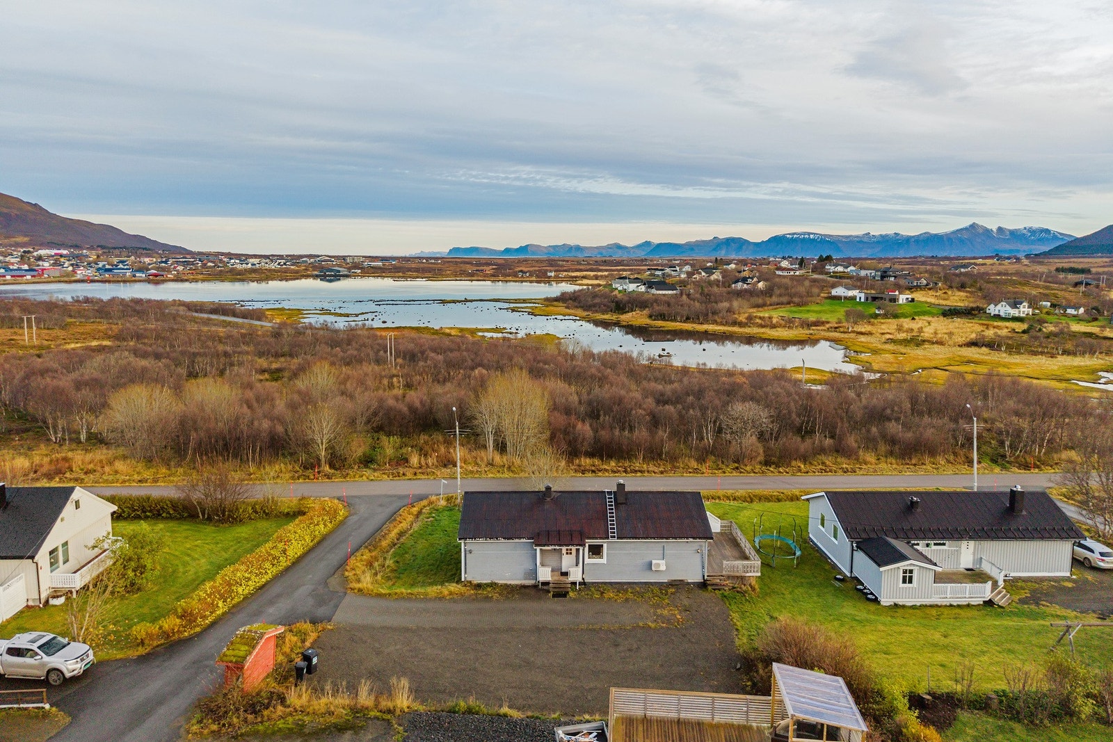Boligen er beliggende fint til på Sommarøya i solrik og barnevennlige omgivelser. Galleribilde