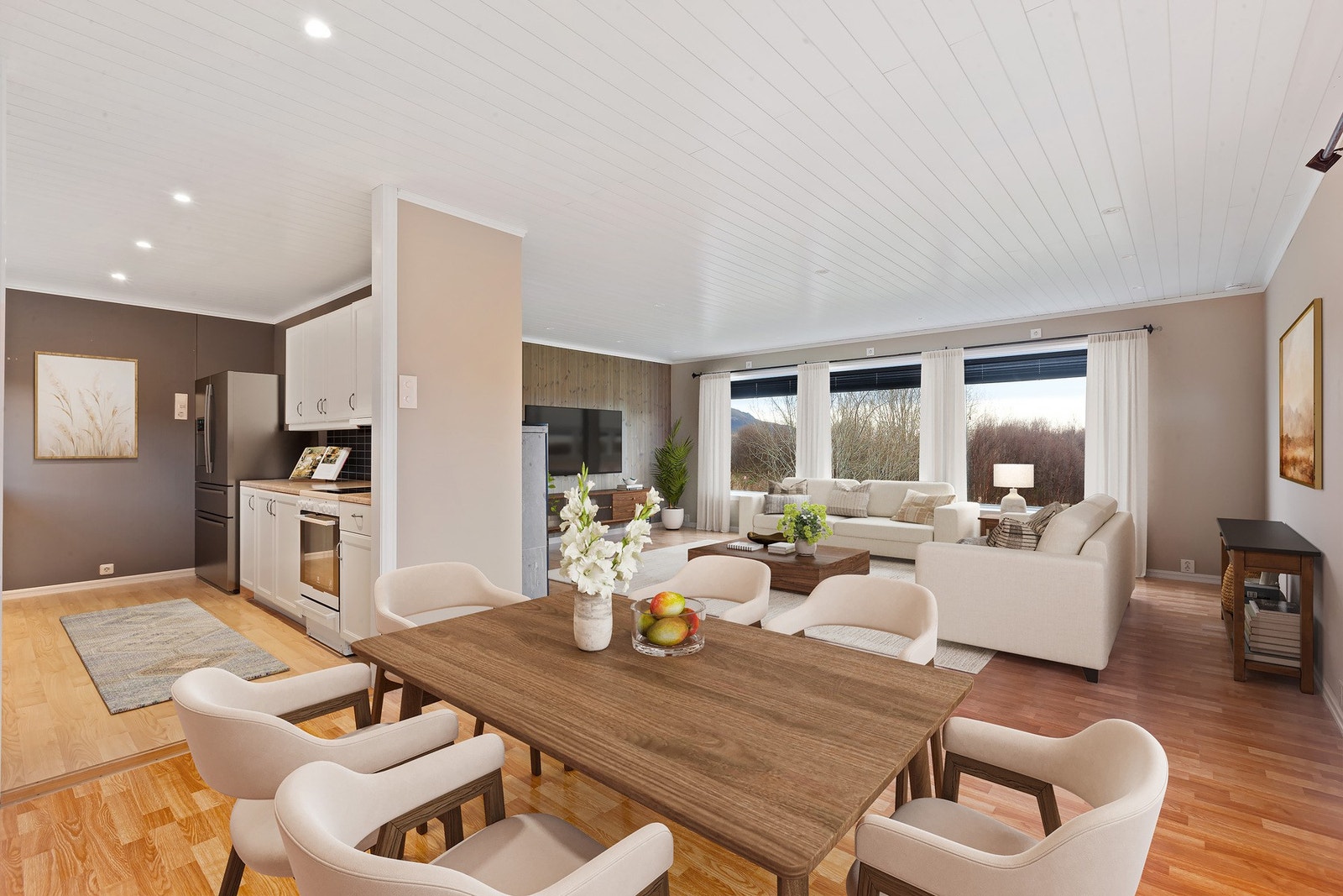 God plass til spisebord ved kjøkken. Galleribilde