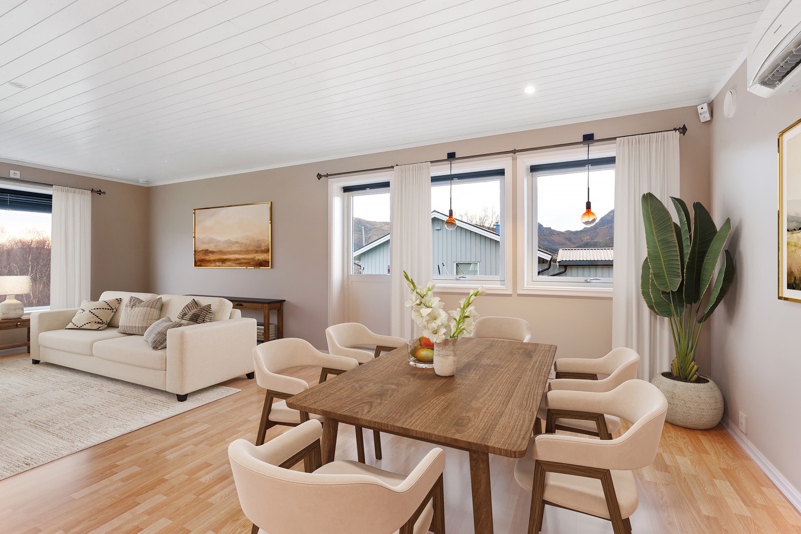 Montert plissegardiner i vinduene. Galleribilde