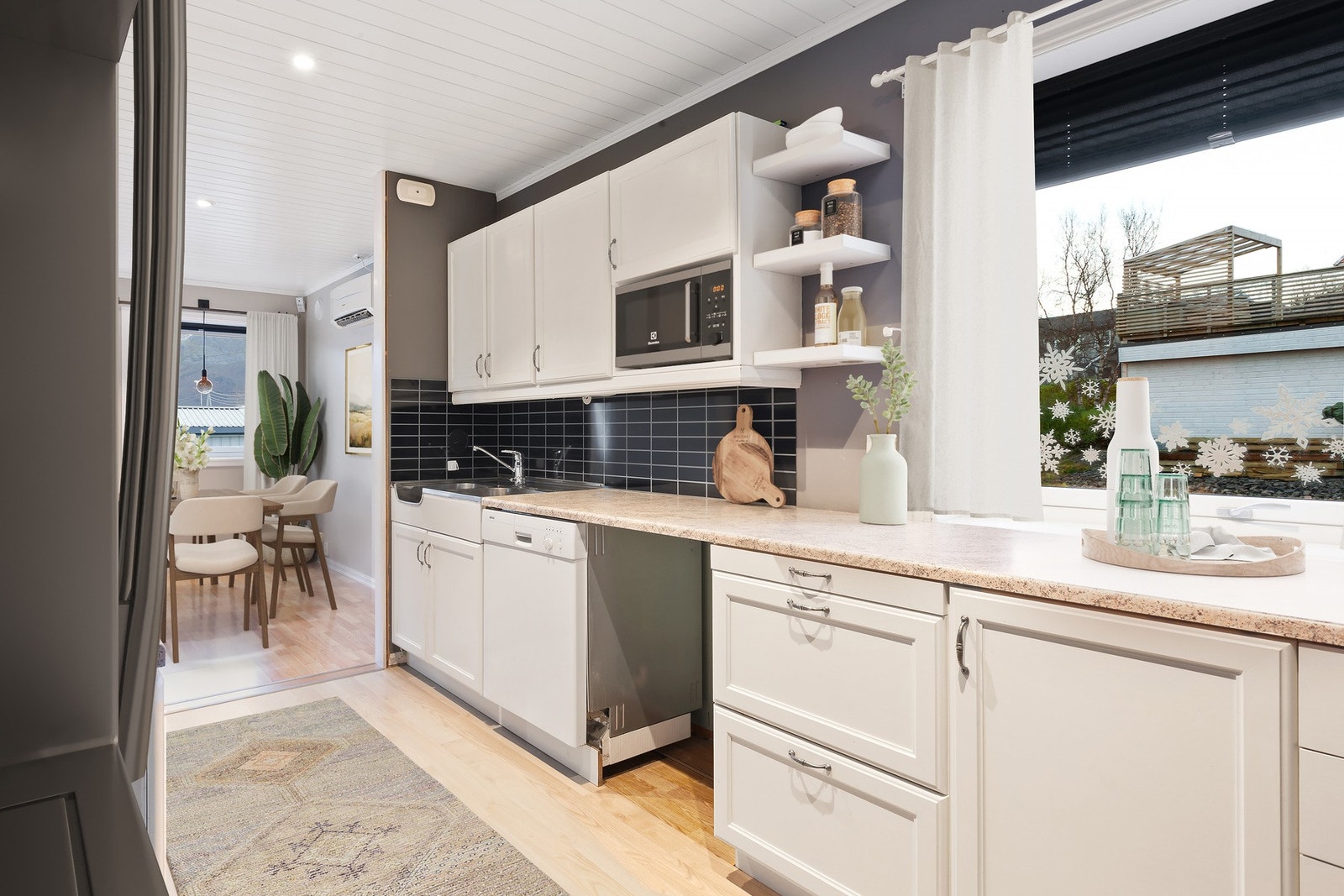 God benke-og skapplass. Galleribilde