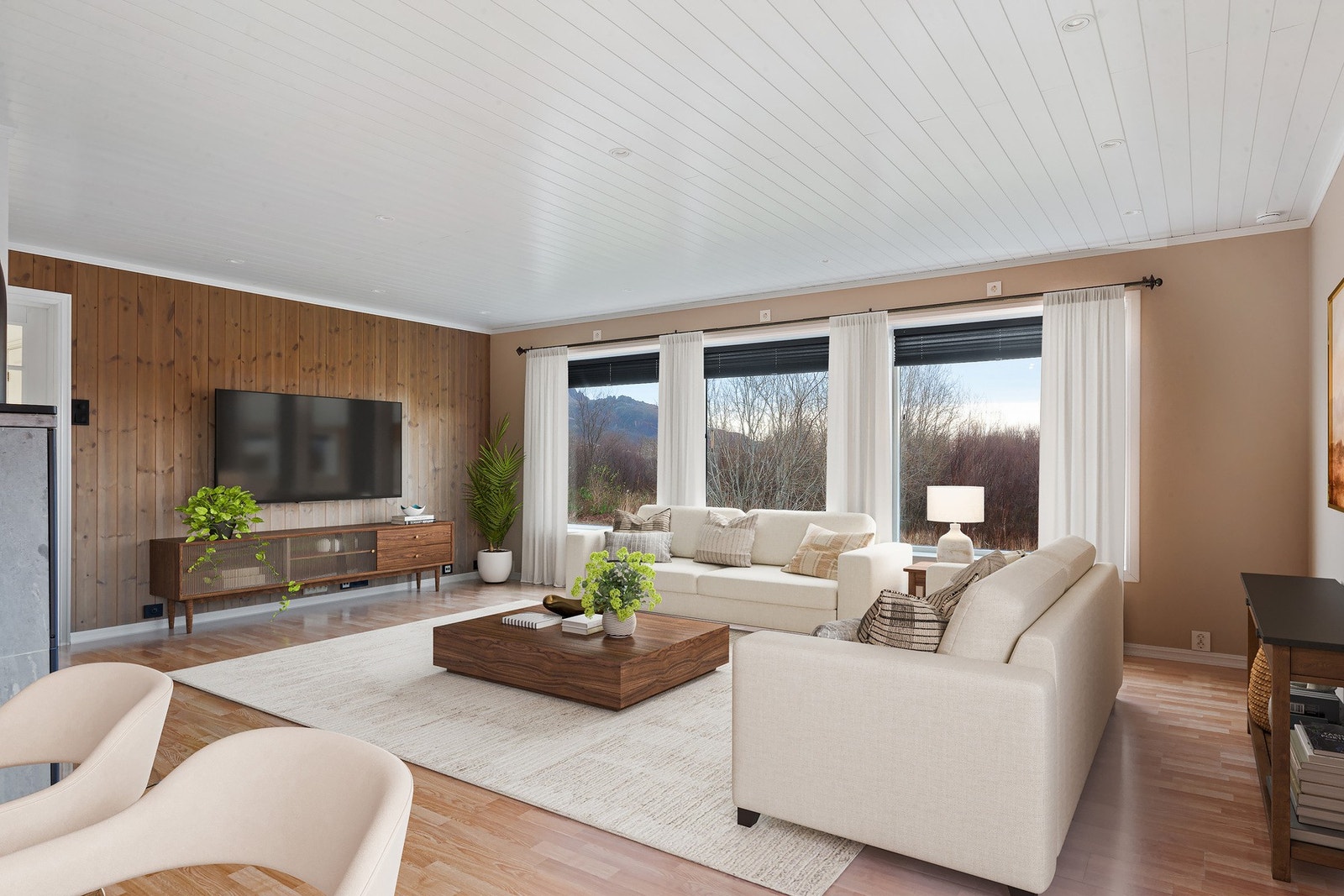 Store vinduer som gir rikelig med naturlig dagslys og fin utsikt. Galleribilde