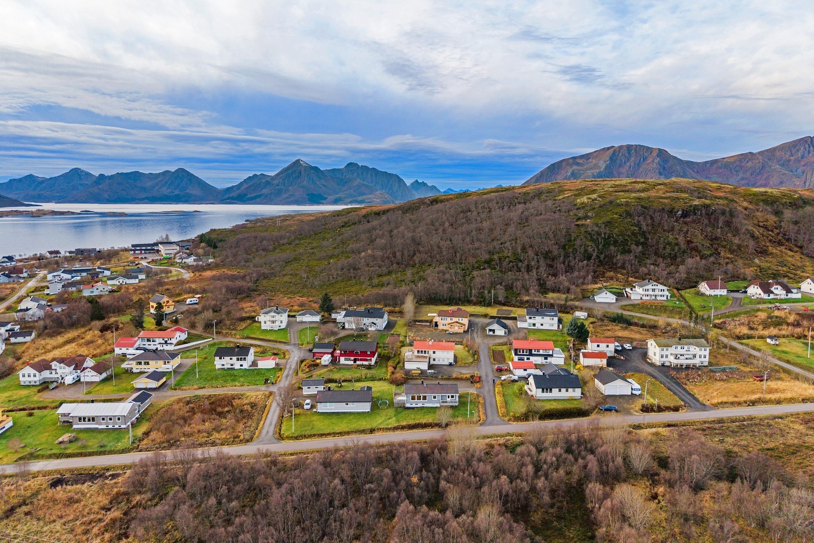 Boligen ligger fint plassert i fremste rekke i et etablert område. Galleribilde
