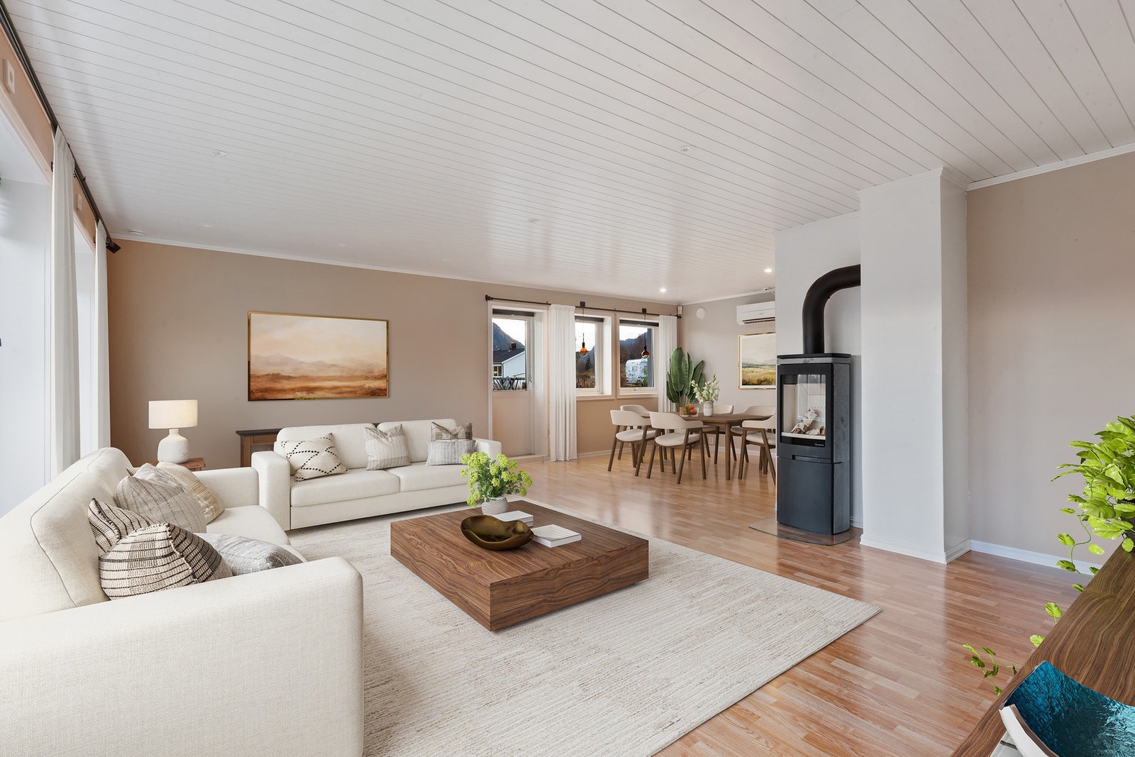 Montert vedovn og varmepumpe for en jevn og lun varme. Galleribilde