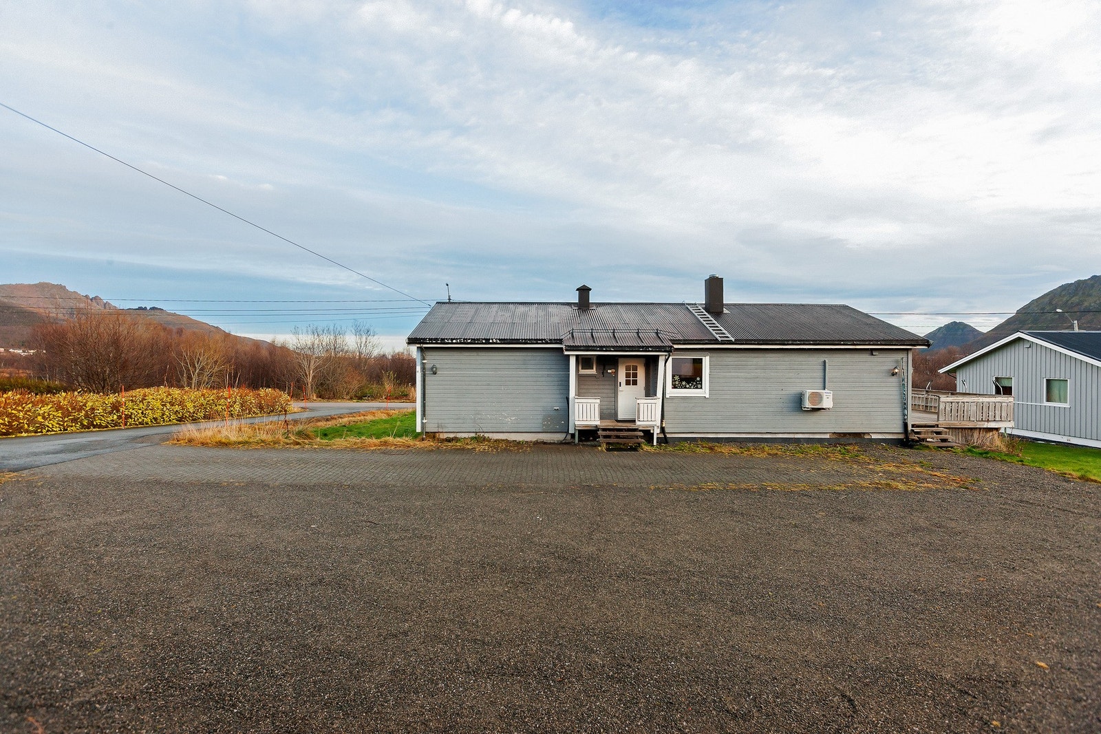 Stor, opparbeidet og gruset gårdsplass. Galleribilde