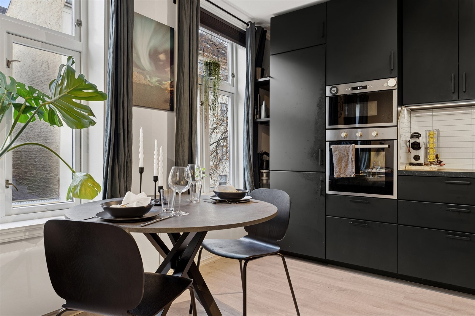 Leiligheten har en åpen løsning mellom stue og kjøkken, og med store vindusflater slippes det mye lys inn i rommet. Galleribilde