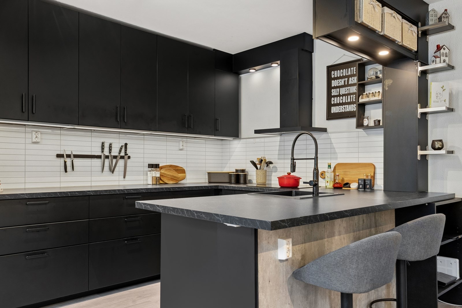 Leiligheten kan skilte med nyere kjøkken fra 2021 og bad fra 2017. Galleribilde