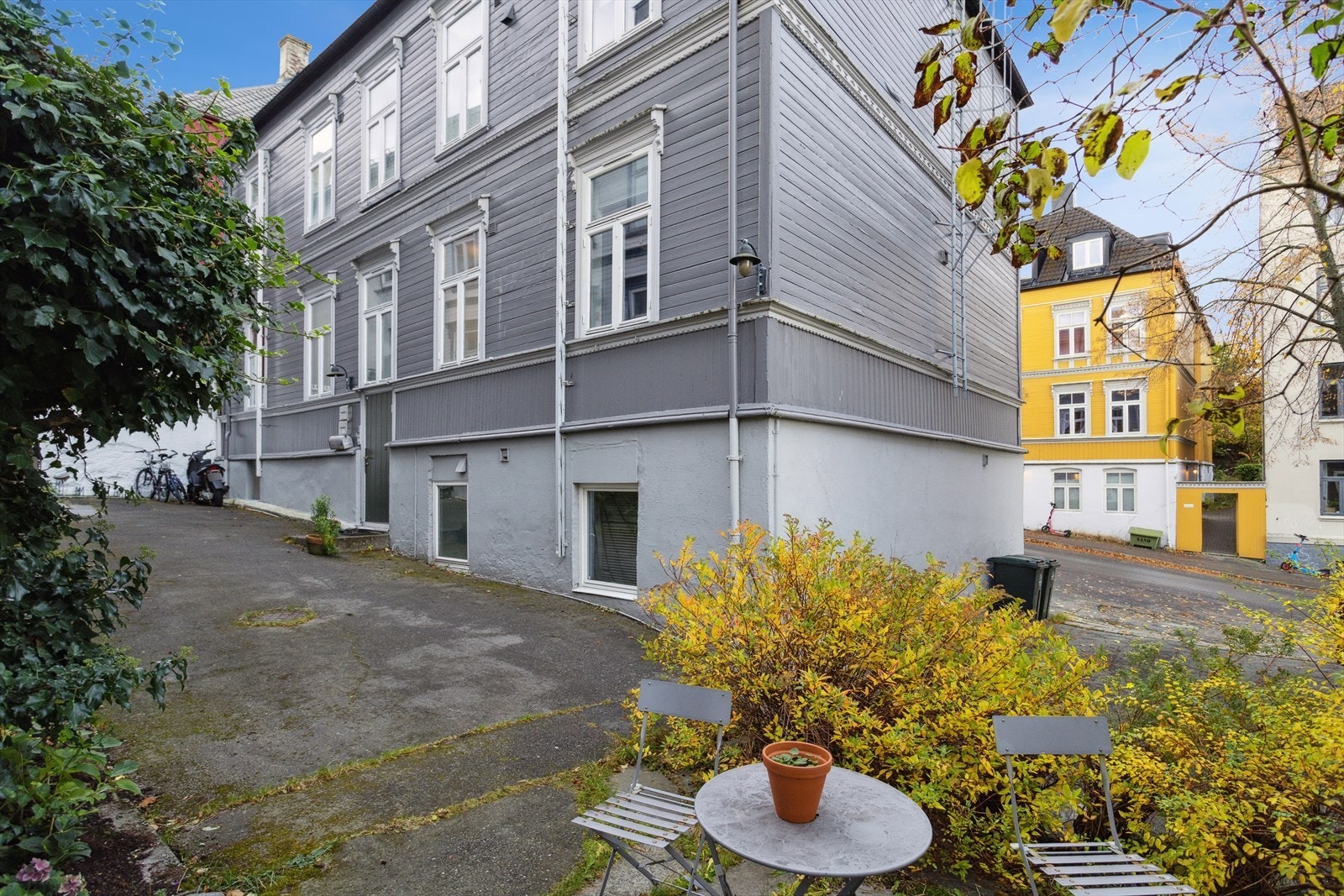 Bakgården Galleribilde