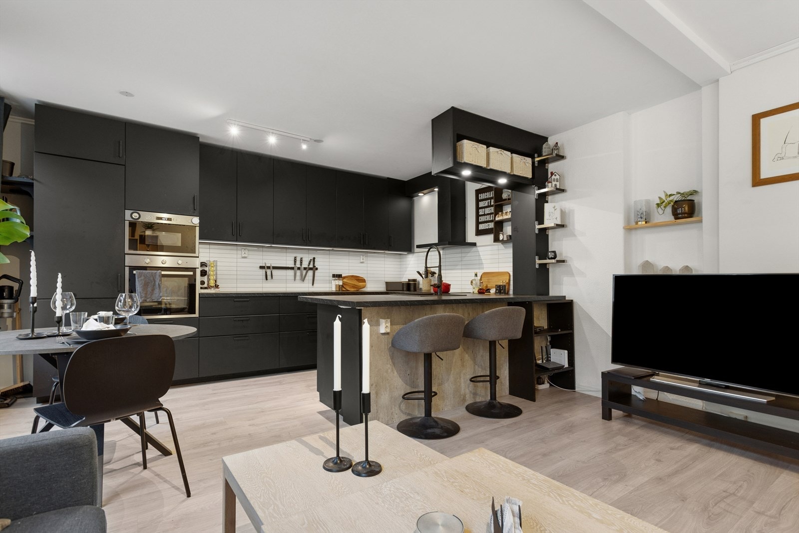 En leilighet som passer for deg som ønsker å bo urbant, men samtidig rolig og skjermet fra byens støy. Galleribilde