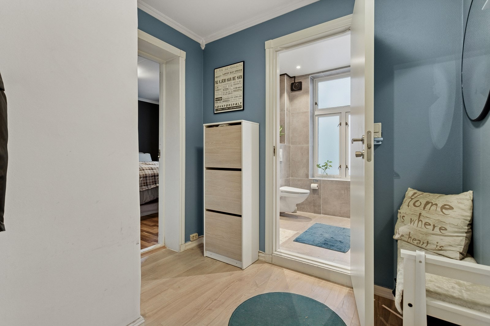 Entréen er malt i en behagelig blåfarge og har direkte adkomst til bad, soverom og stue. Galleribilde