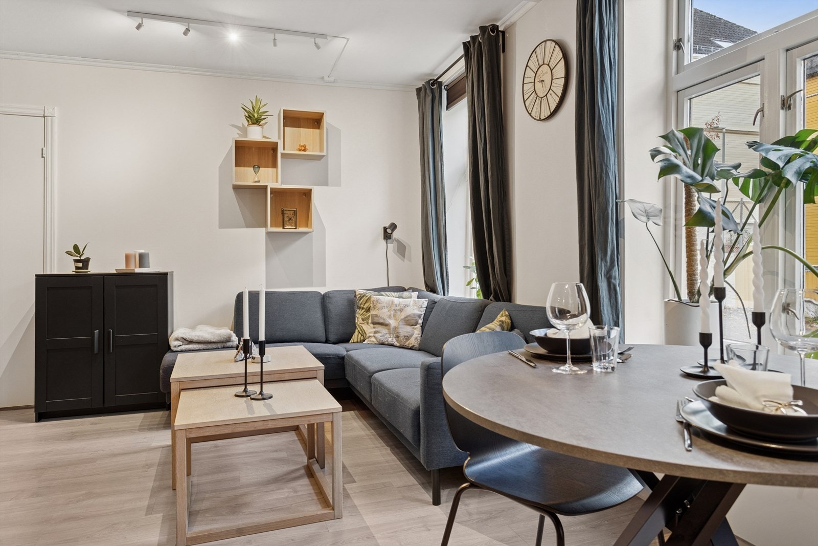 Leiligheten ligger i en høy 1.etasje. Høyt hevet over bakkenivå. De store vindusflatene gir godt med naturlig lys. Galleribilde