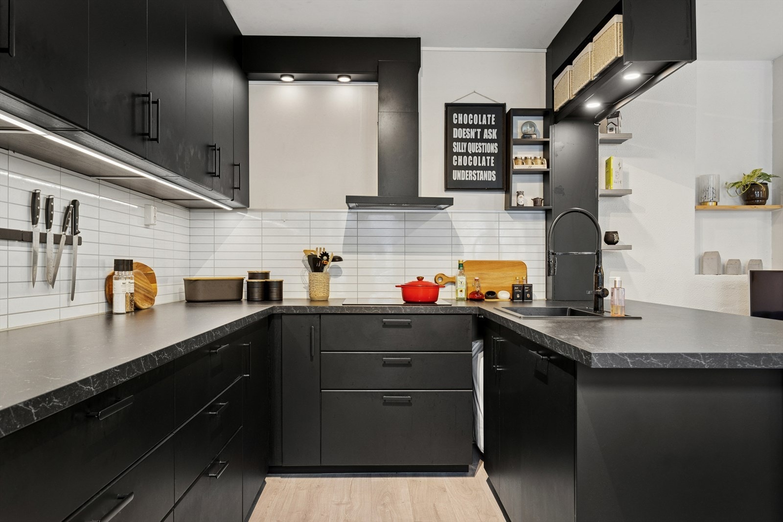 Kjøkkenet er smart utformet, med en benkeløsning som enkelt kan brukes som ekstra spiseplass. Galleribilde