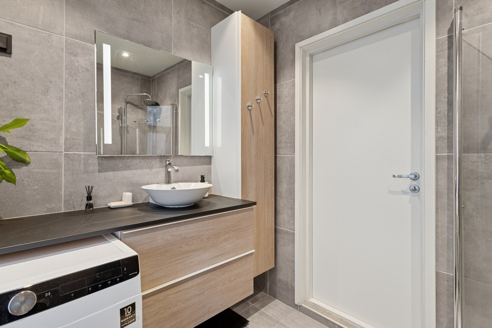 God oppbevaring i innredningen og opplegg for vaskemaskin. Galleribilde