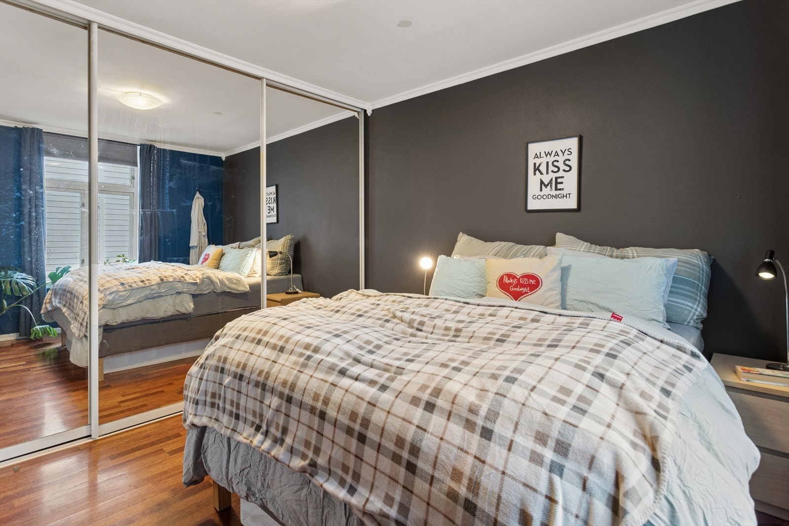 Her finner du også en praktisk skyvedørdgarderobe for oppbevaring av klær og diverse. Galleribilde