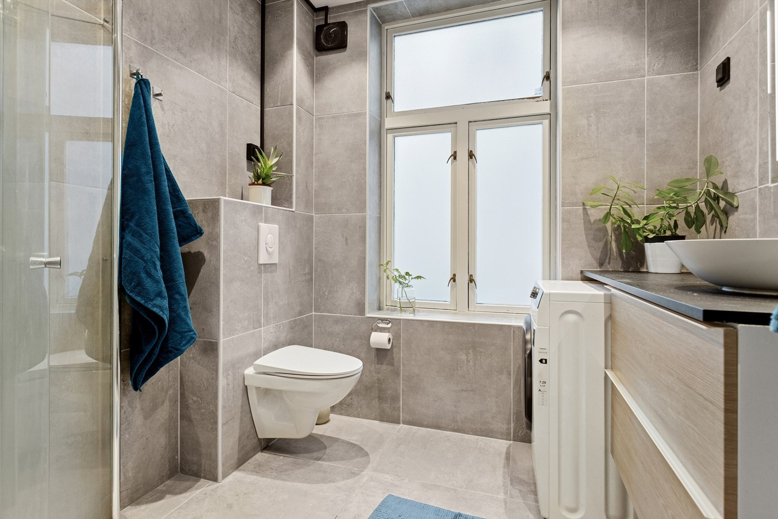 Badet er fra 2017 og har moderne fliser på vegger og gulv. Galleribilde