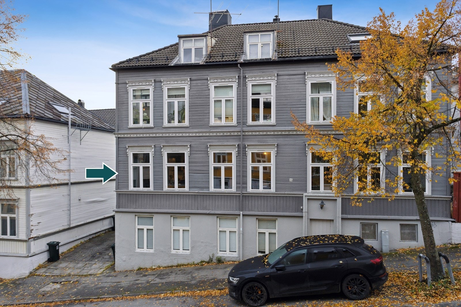 Leiligheten ligger i et pent bygg fra tidlig 1900 - tallet med et bredt utvalg av butikker, kjøpesentre, restauranter og treningssentre rett utenfor døren. Galleribilde