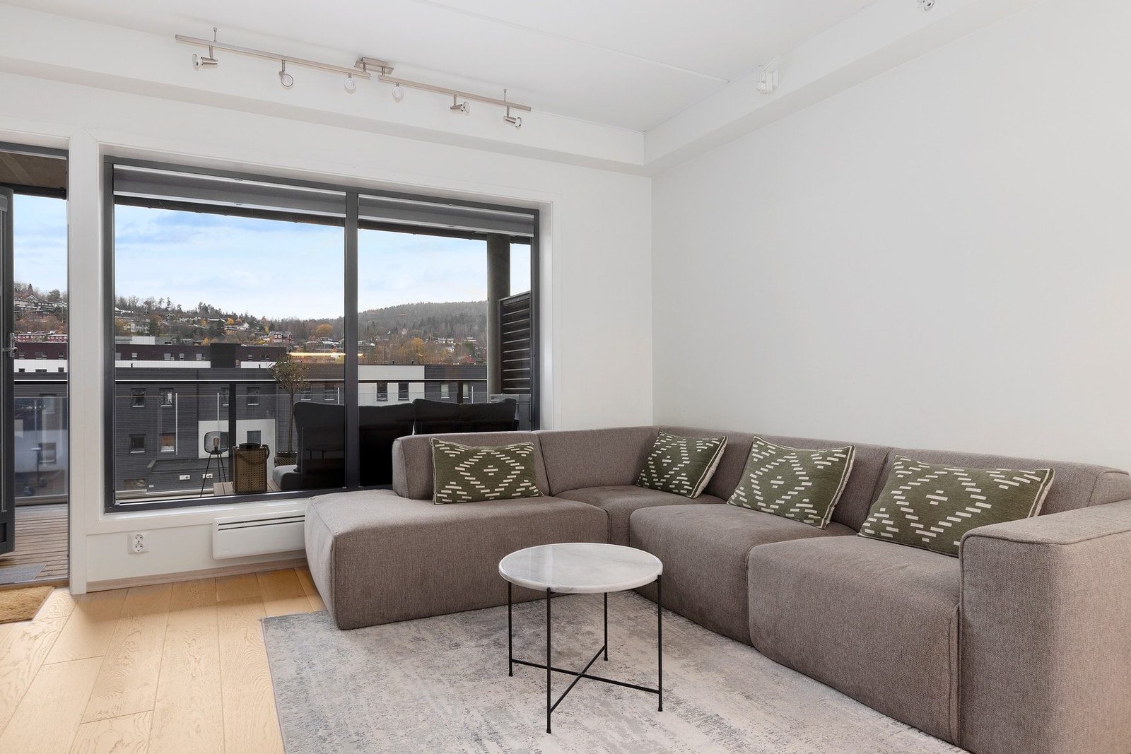 Stuen har god plass til å innrede en deilig sofagruppe med tilhørende møblement Galleribilde