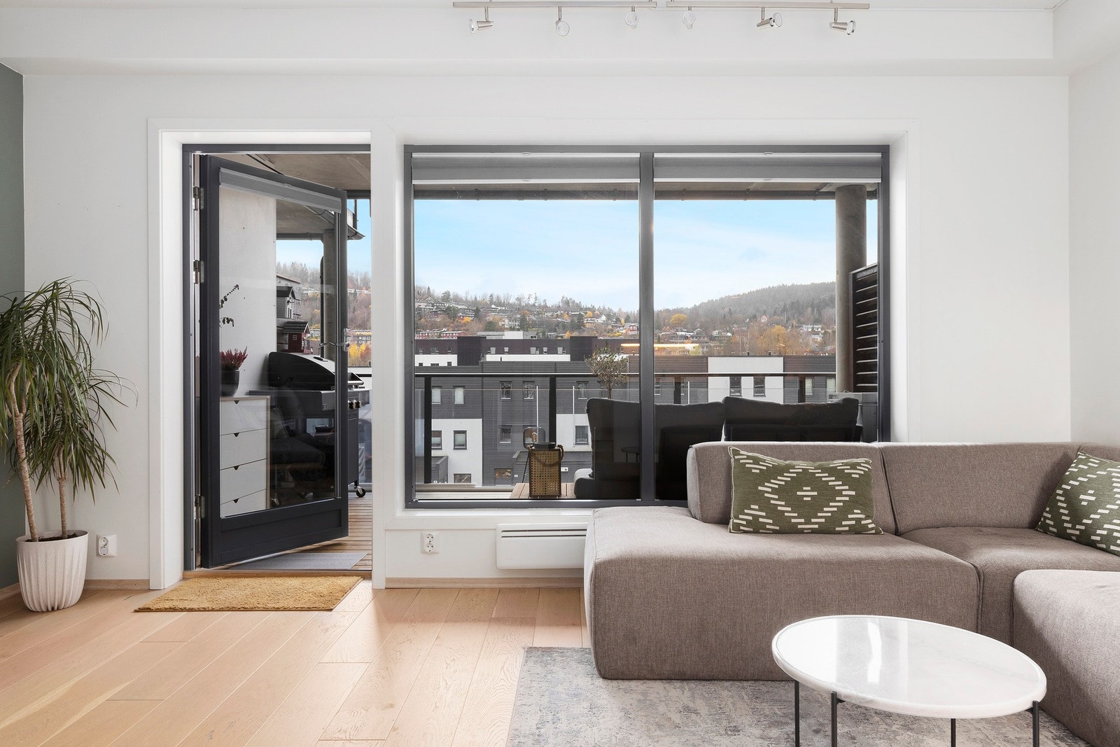 Fra stuen har du adkomst til leilighetens balkong Galleribilde
