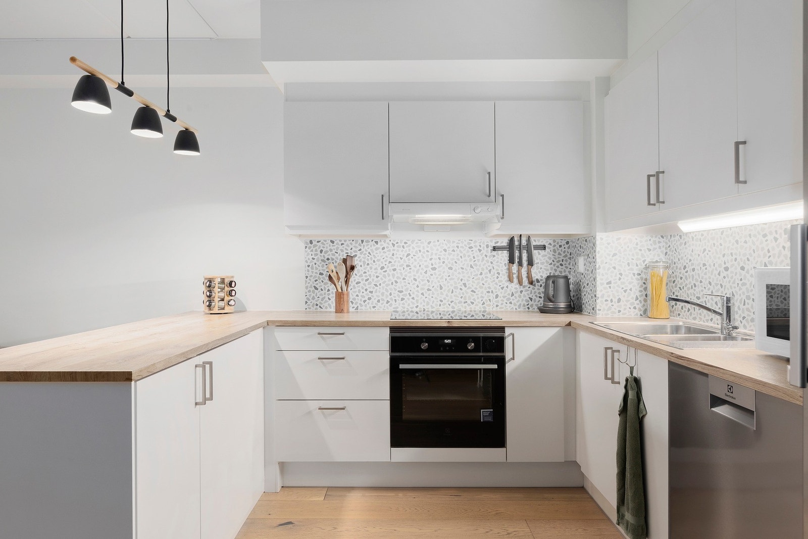 Rikelig med skap- og benkeplass sørger for et funksjonelt og arbeidsvennlig kjøkken Galleribilde