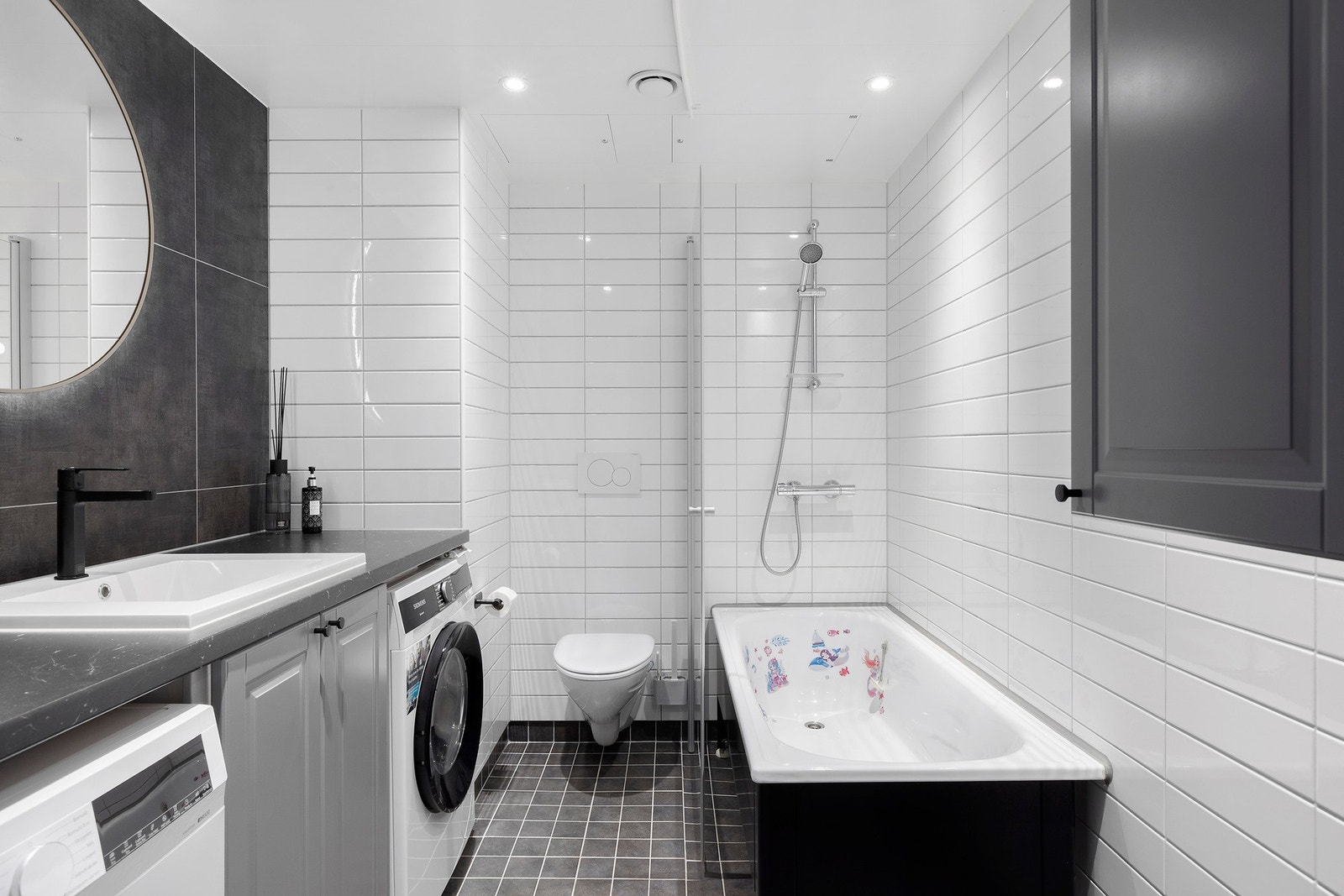 Helfliset baderom med varmekabler i gulv og downlights i himling Galleribilde