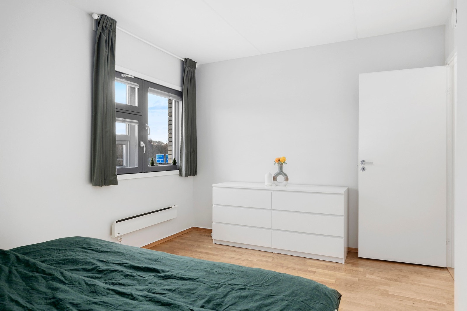 Hovedsoverommet har god plass til en stor seng, nattbord og annet ønsket møblement Galleribilde