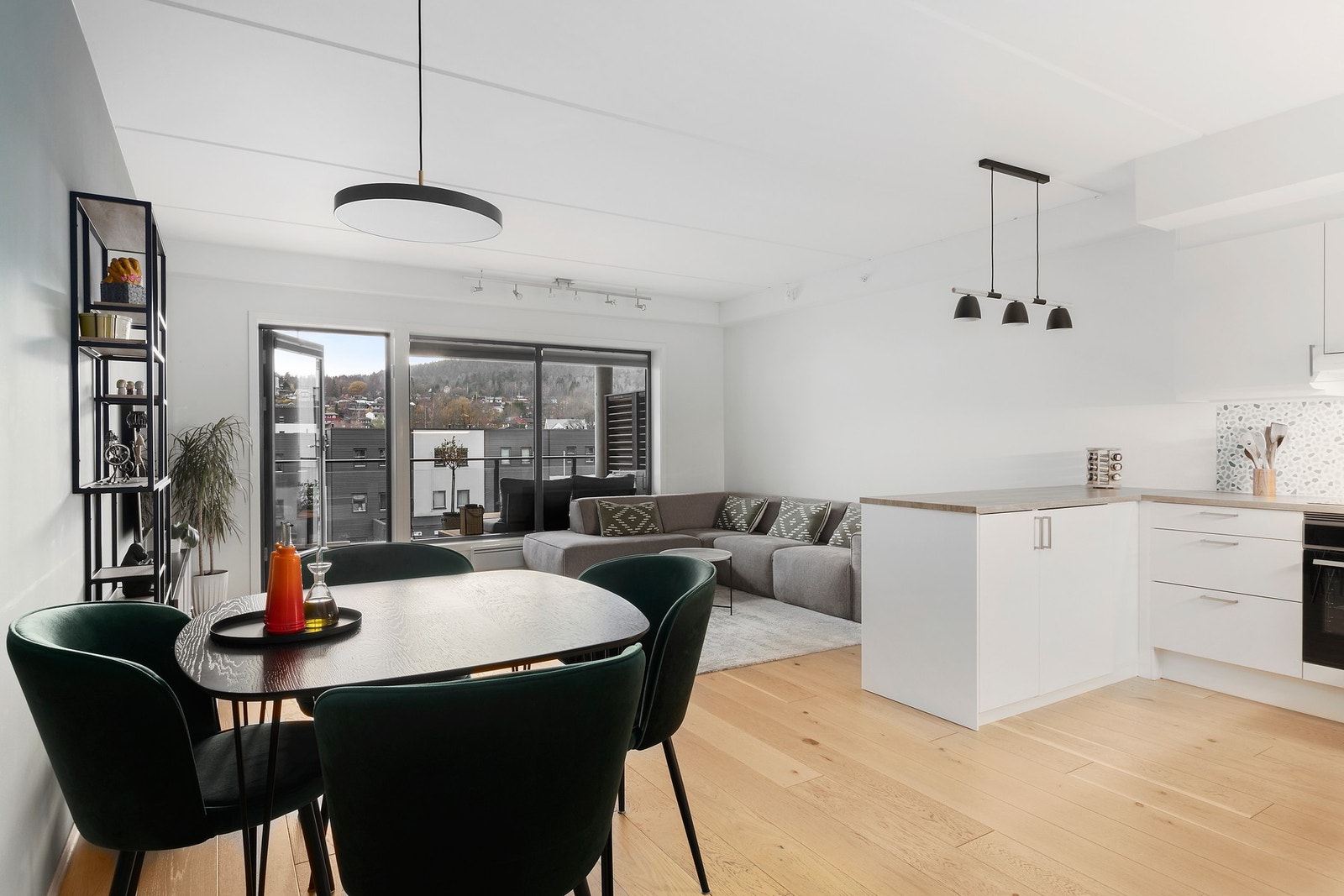 Stuen har, i tilknytning til kjøkken, god plass til å innrede en større spisegruppe Galleribilde