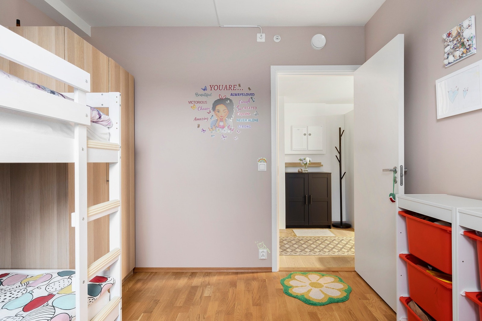 Soverom 2 er også av god størrelse og kan enkelt innredes etter eget ønske og behov Galleribilde