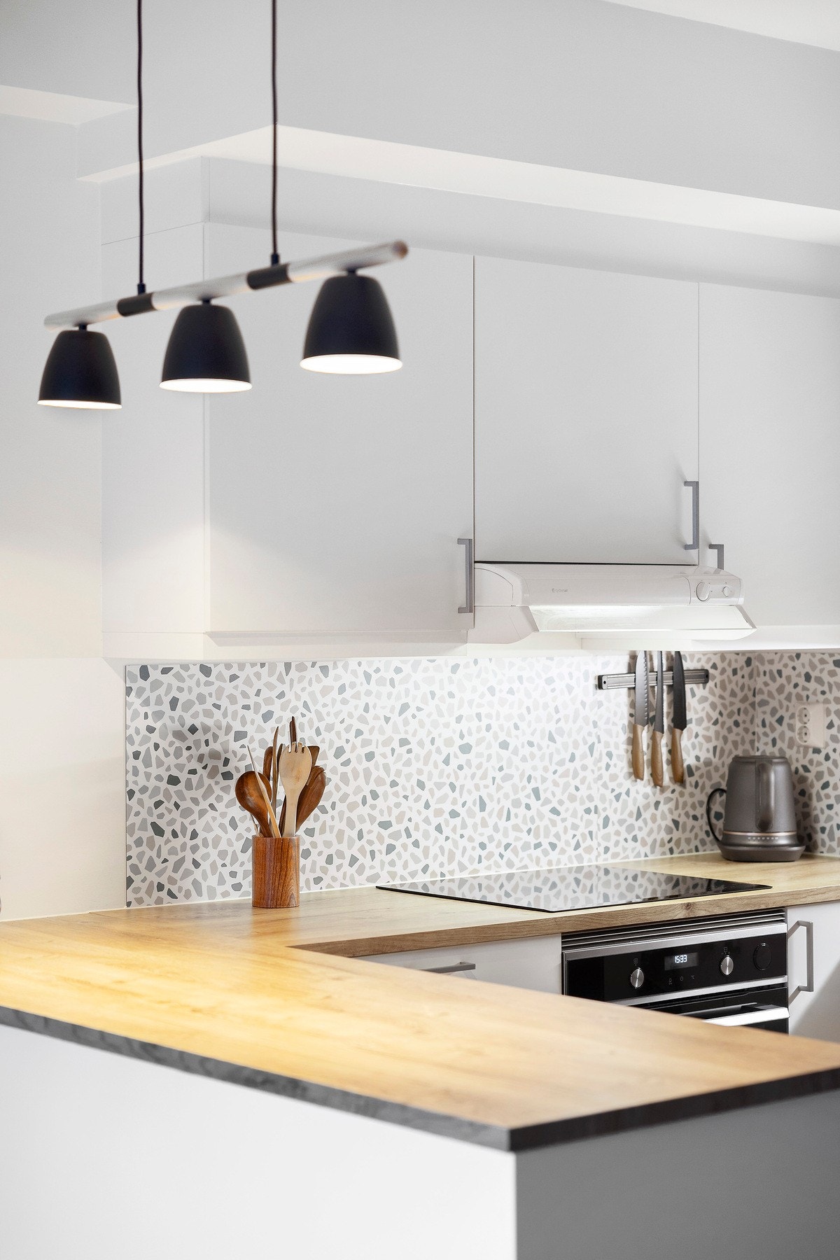 Sensor til automatisk vannstopper og komfyrvakt er montert Galleribilde