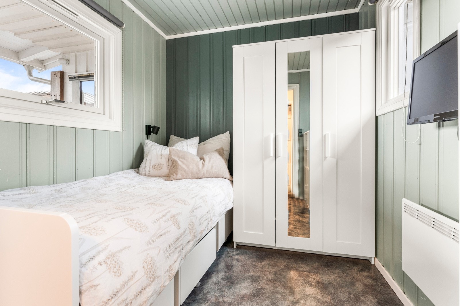 Det er et soverom i tilbyggsdelen i 1.etasje. Soverommet er i lune farger og med plass til garderobeskap Galleribilde