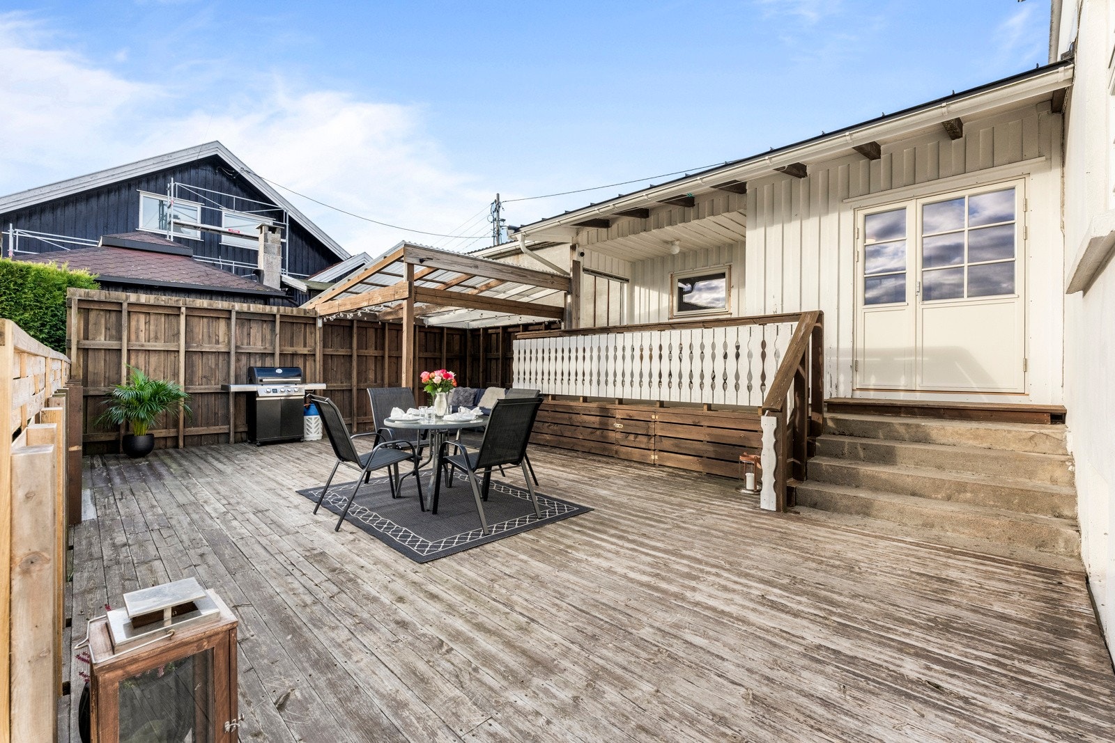 Terrassen er delt i flere soner og man har god plass til grill, spisegruppe, lounge mm Galleribilde