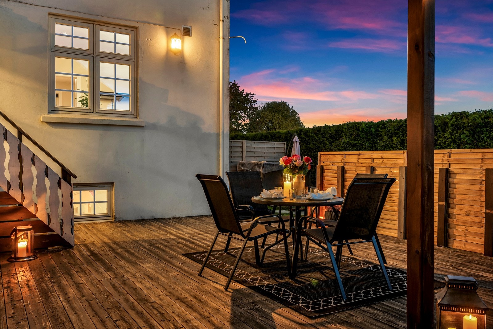 På terrassen kan man nyte sene kvelder med familie og venner Galleribilde