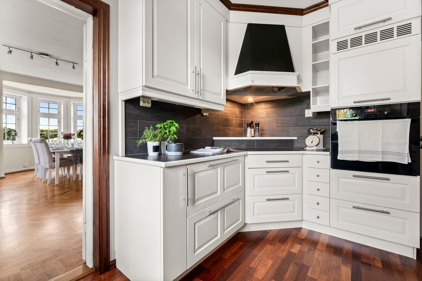 Kjøkkenet har rikelig med benk - og skapplass Galleribilde