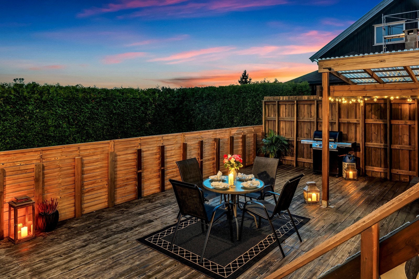 I hagen har man en herlig og usjenert terrasse Galleribilde