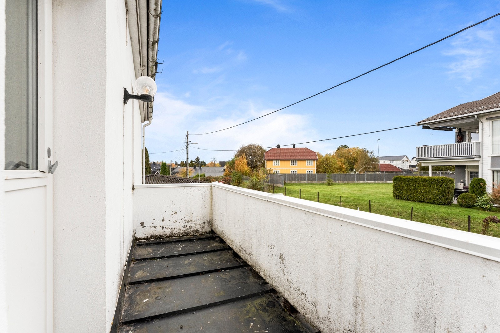 Koselig balkong med utsikt over boligfeltet Galleribilde