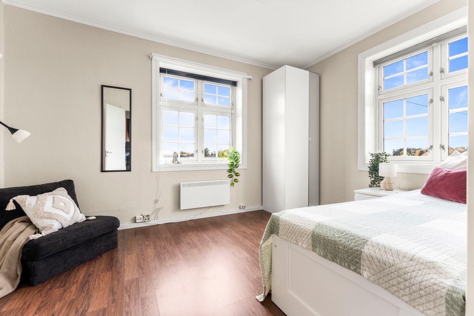 På soverommet har man god plass til en større dobbeltseng og et hjemmekontor Galleribilde