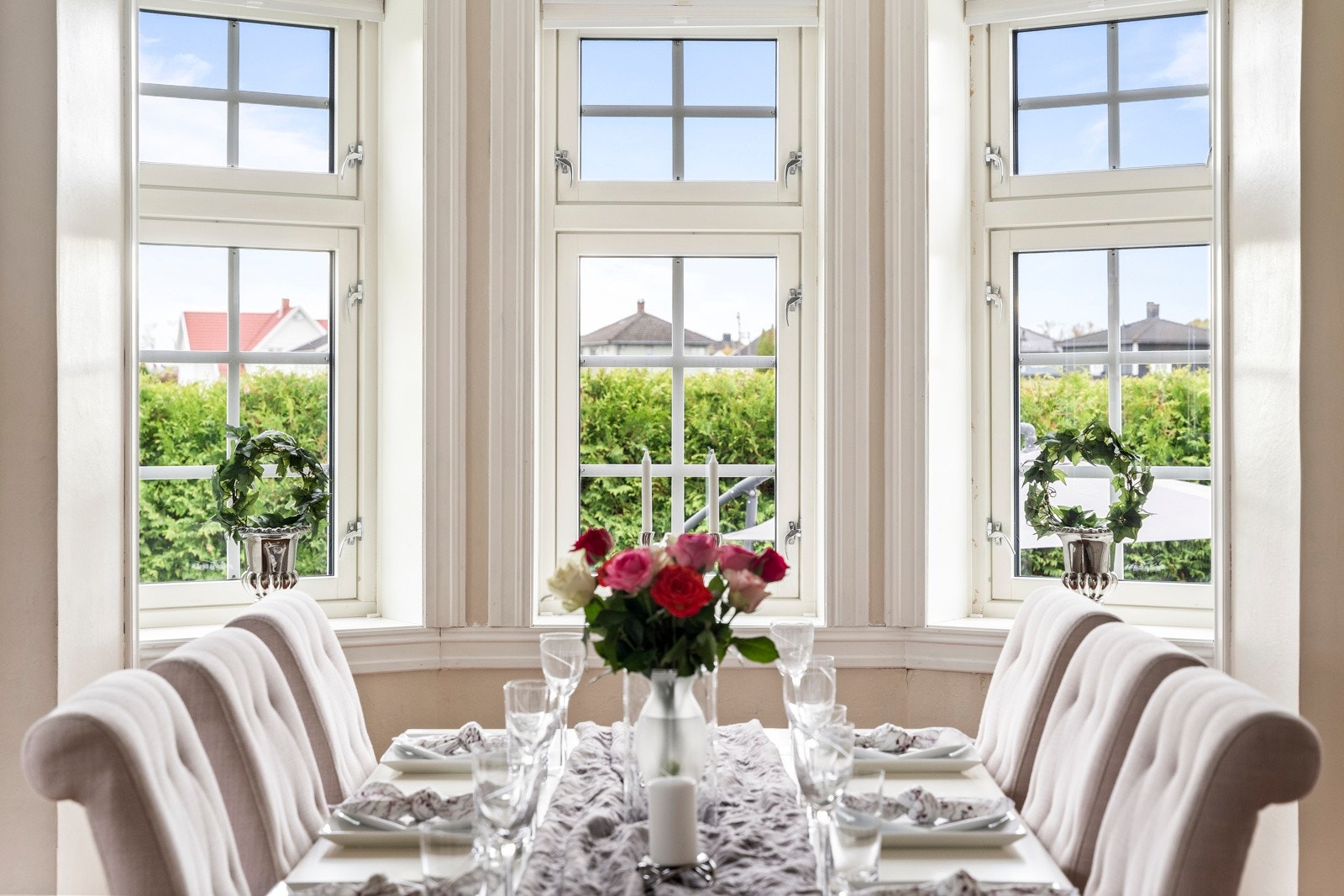 Fra stuen og spisestuen har man utsikt over hagen og grøntarealer Galleribilde