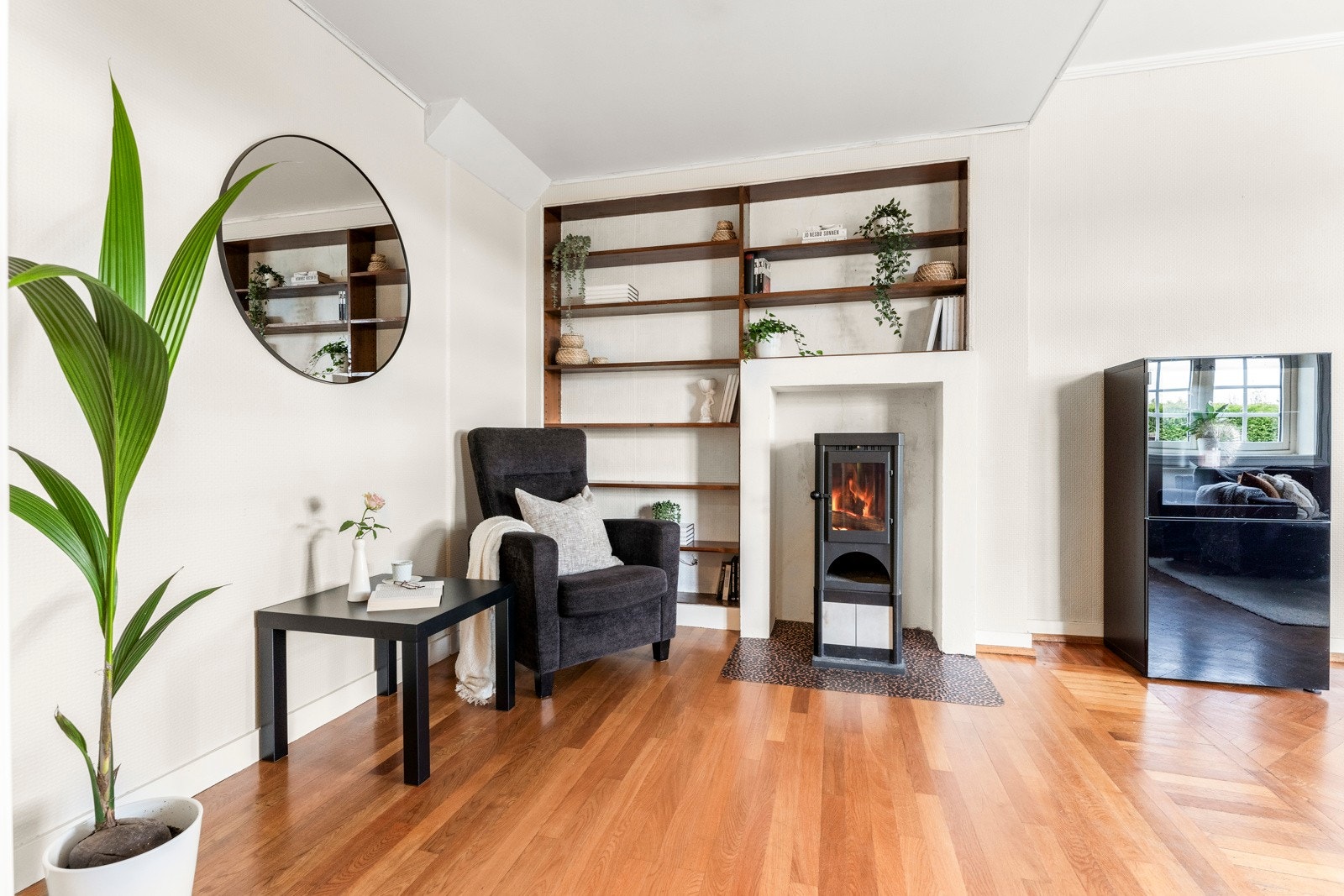 I stuen har man en koselig peisovn for ekstra varme og hygge Galleribilde