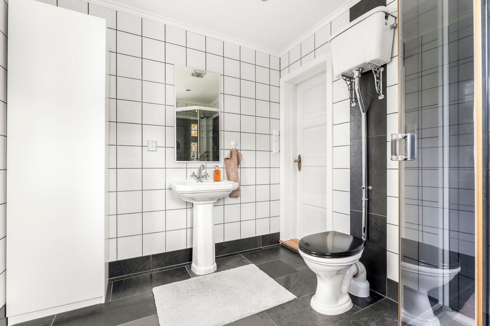 Baderommet er romslig og med god utforming. Her har man utgang til en liten balkong Galleribilde