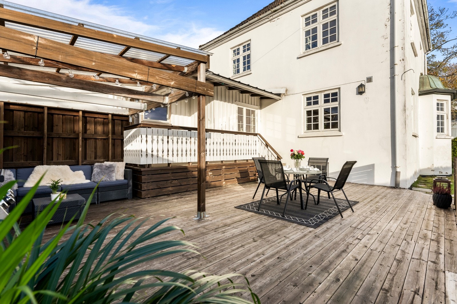 Solfylt terrasse og med tilgang til stor hage Galleribilde