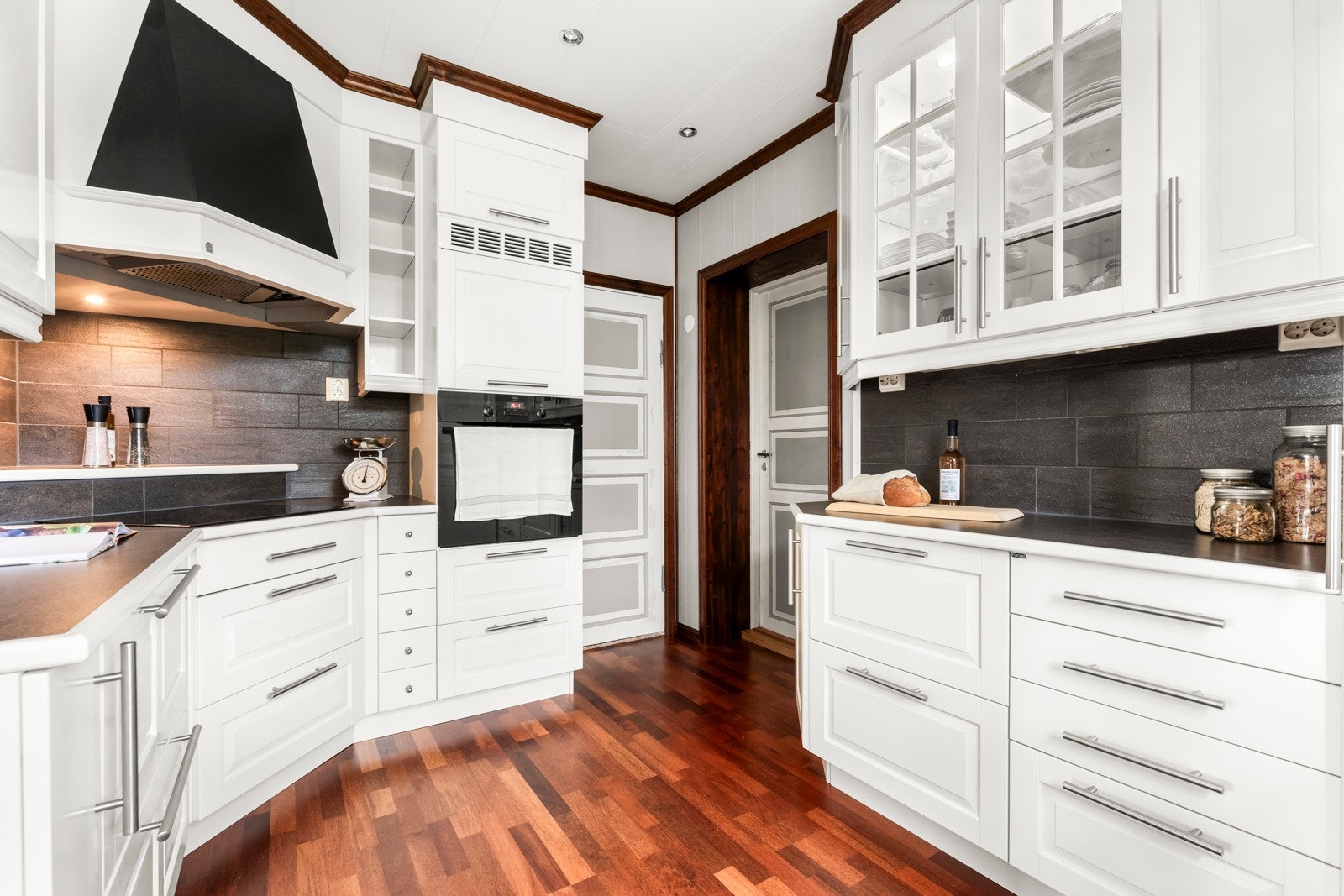 Lyst og romslig kjøkken som ble pusset opp i 2007 Galleribilde